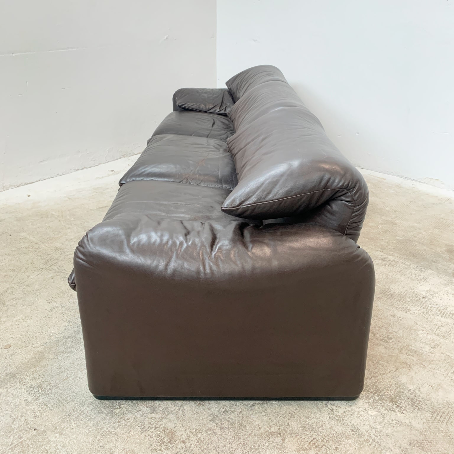 Vico Magistretti per Cassina <br> Divani a 3 posti mod. Maralunga in pelle - immagine 10
