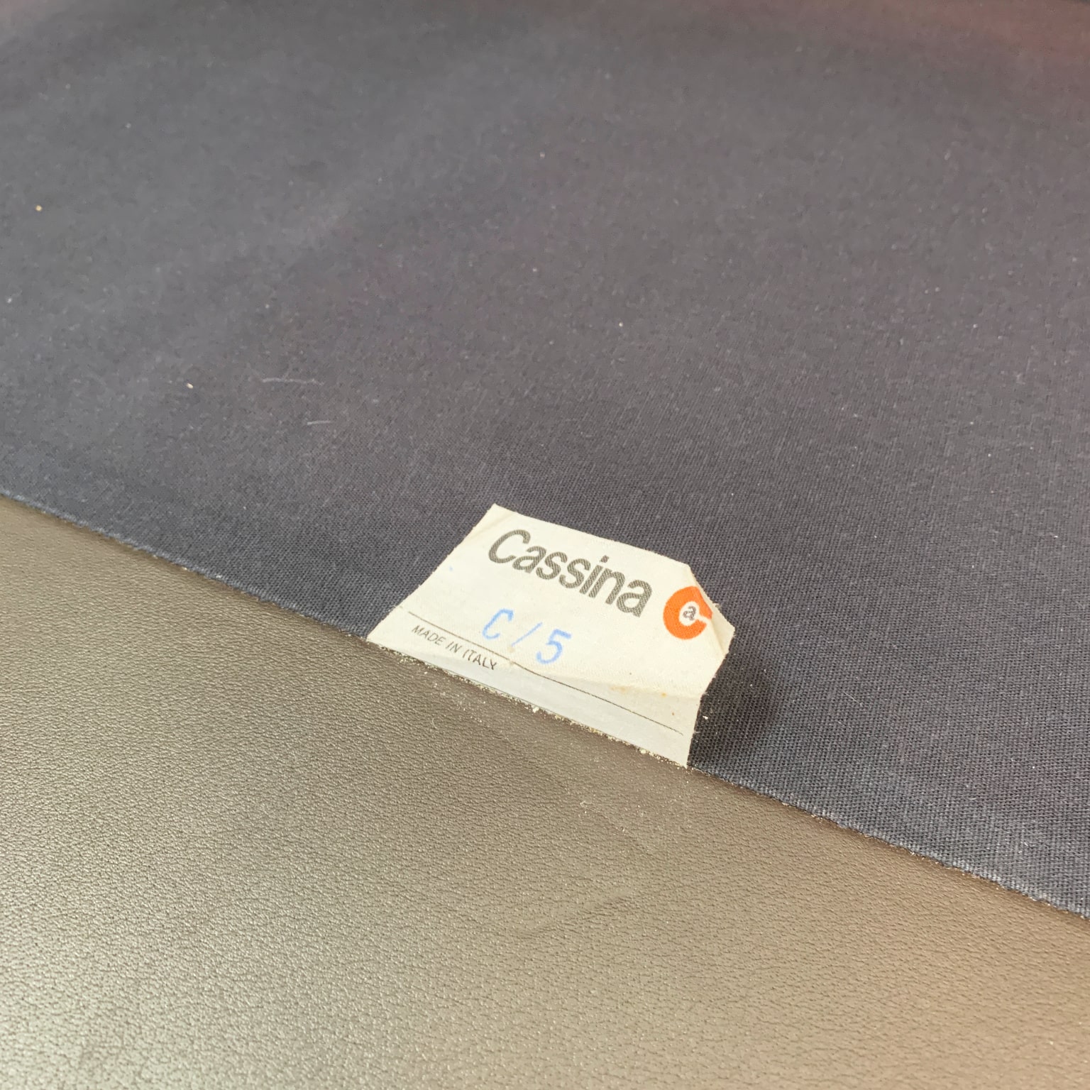 Vico Magistretti per Cassina <br> Divani a 3 posti mod. Maralunga in pelle - immagine 11