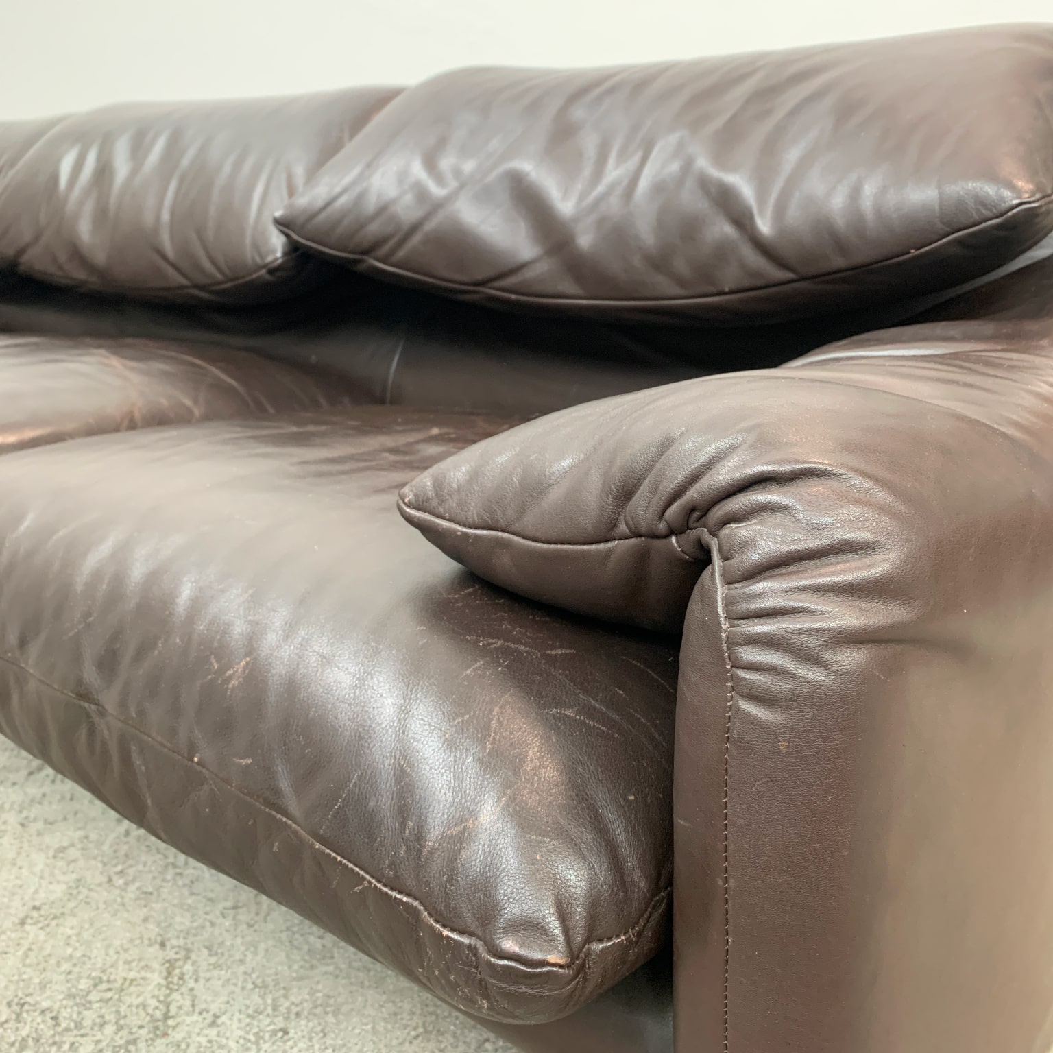 Vico Magistretti per Cassina <br> Divani a 3 posti mod. Maralunga in pelle - immagine 12