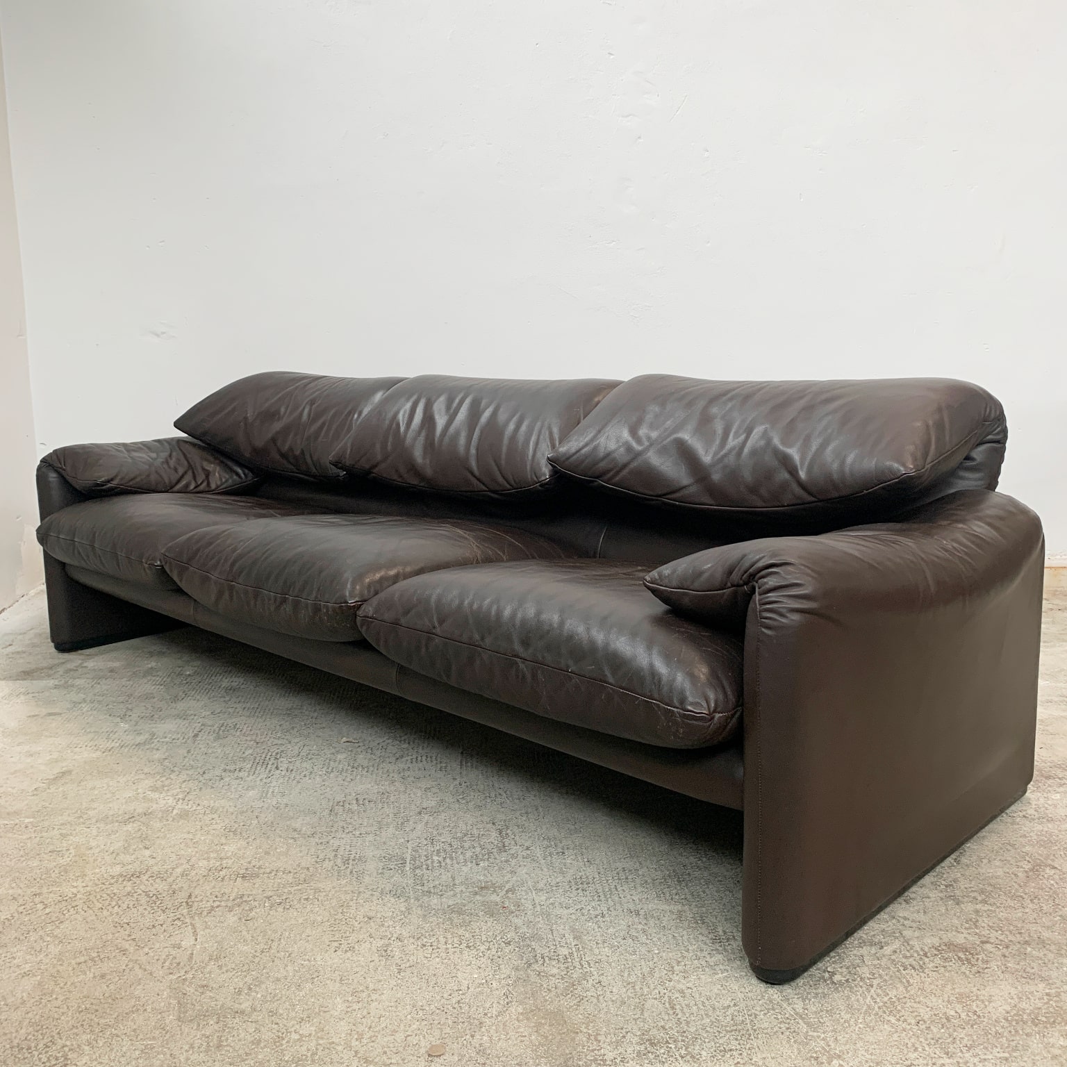 Vico Magistretti per Cassina <br> Divani a 3 posti mod. Maralunga in pelle - immagine 13