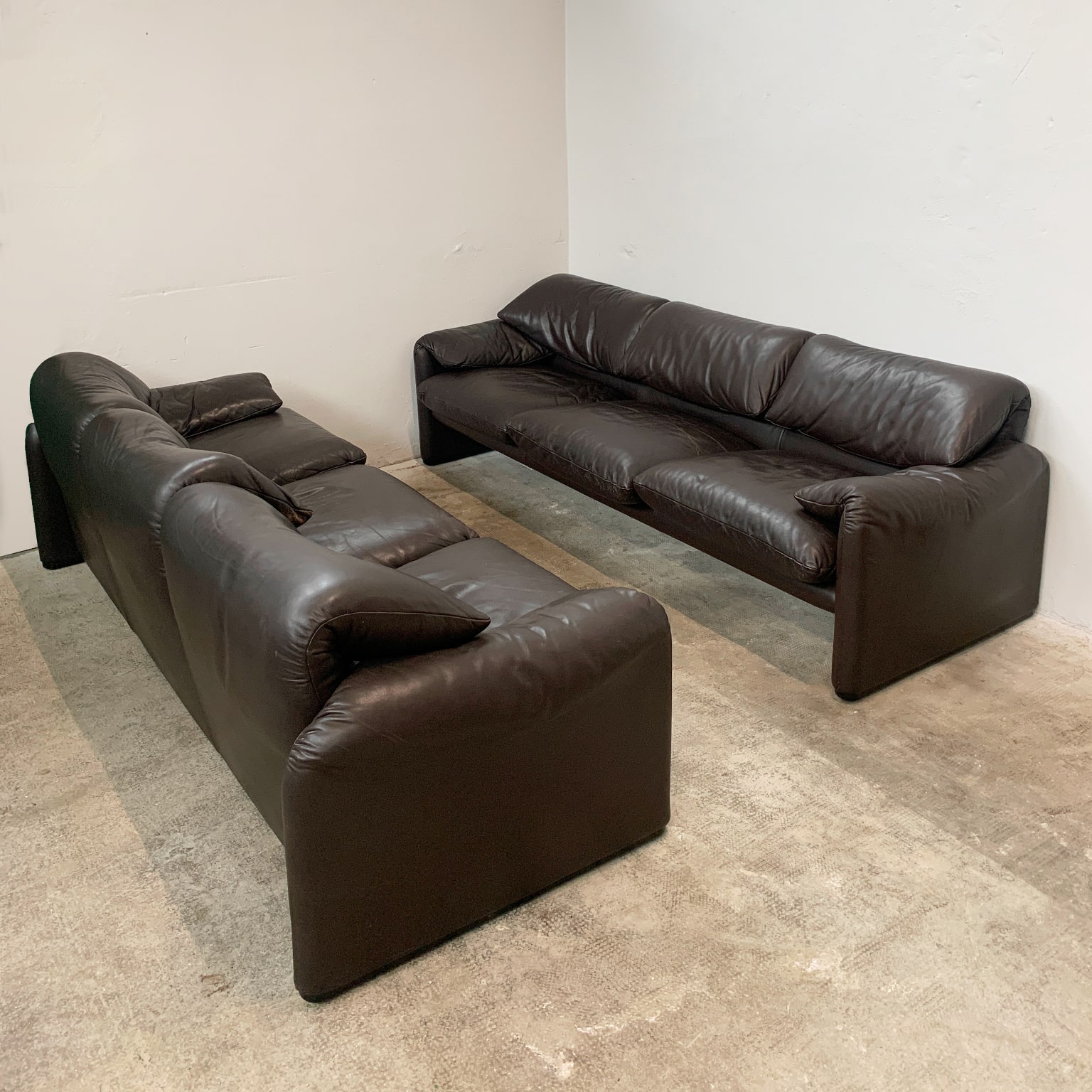 Vico Magistretti per Cassina <br> Divani a 3 posti mod. Maralunga in pelle - immagine 2