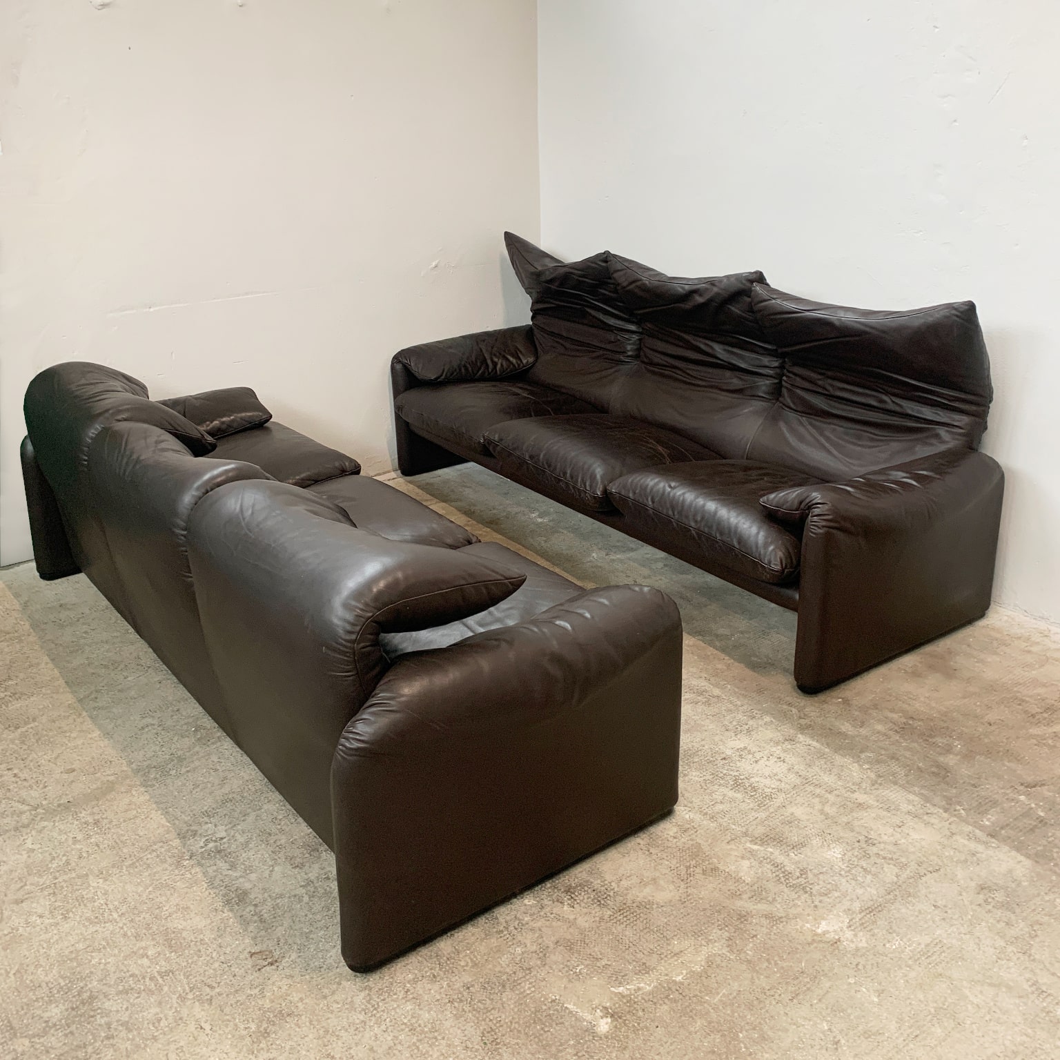 Vico Magistretti per Cassina <br> Divani a 3 posti mod. Maralunga in pelle - immagine 3