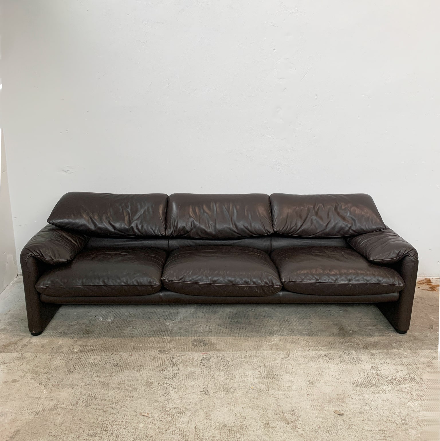 Vico Magistretti per Cassina <br> Divani a 3 posti mod. Maralunga in pelle - immagine 4