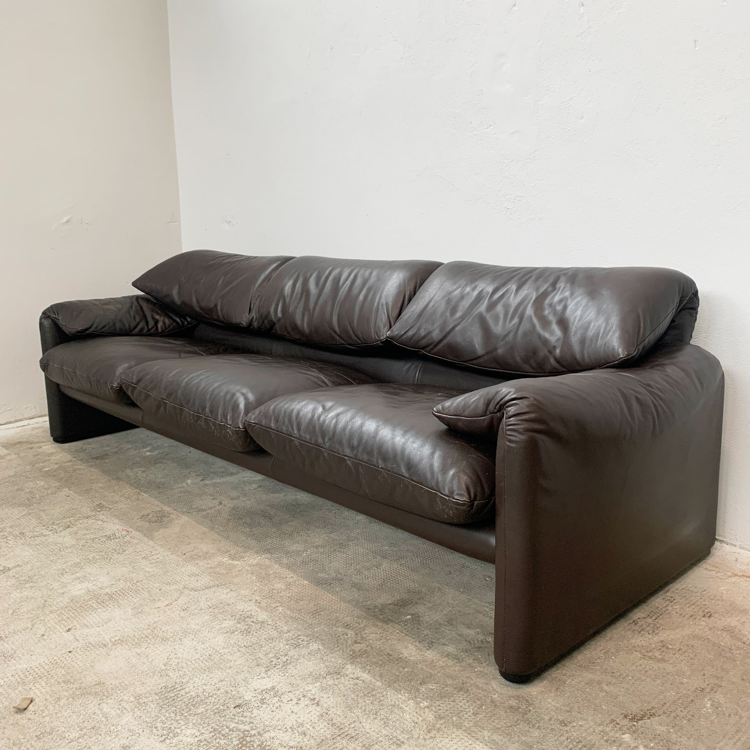 Vico Magistretti per Cassina <br> Divani a 3 posti mod. Maralunga in pelle - immagine 5
