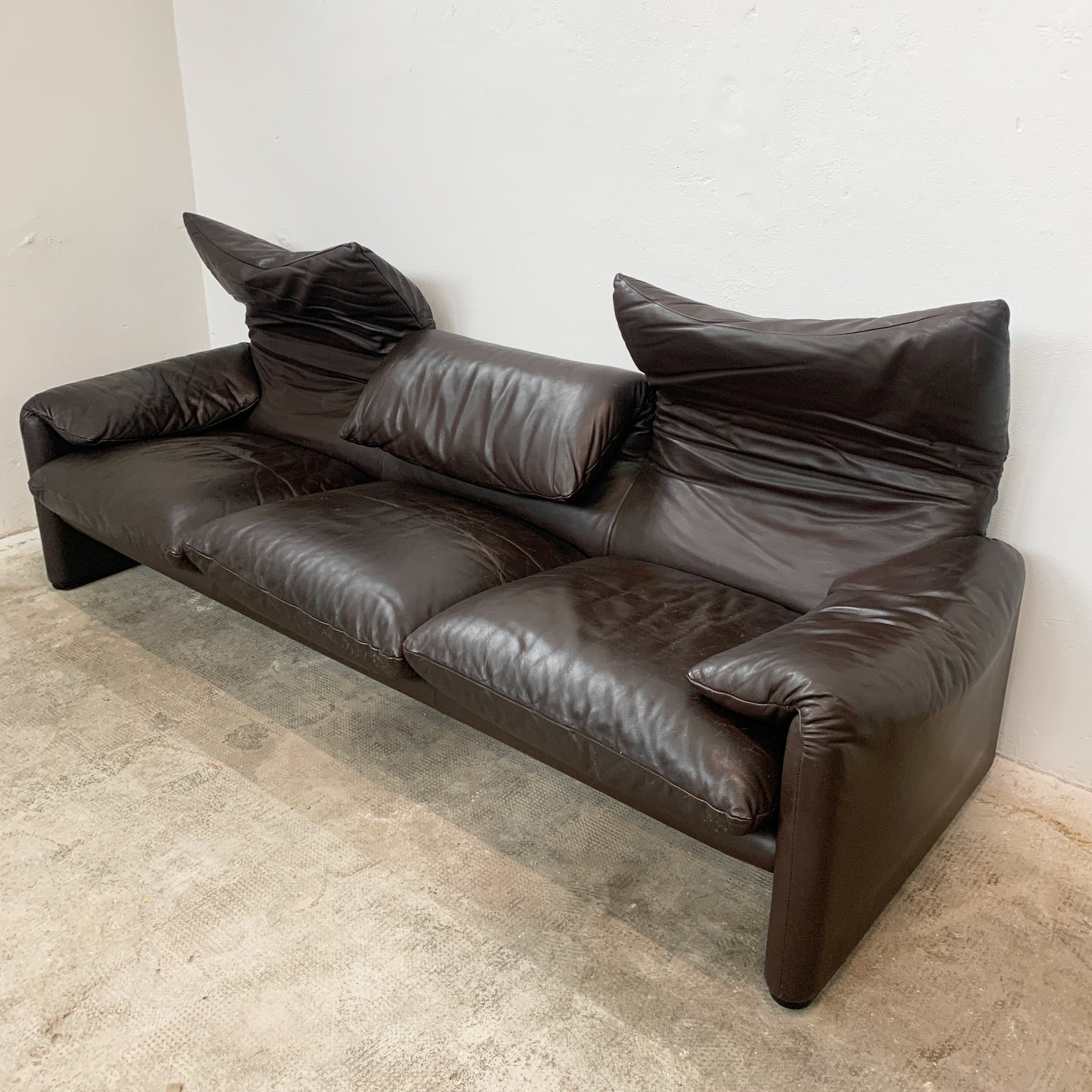Vico Magistretti per Cassina <br> Divani a 3 posti mod. Maralunga in pelle - immagine 6