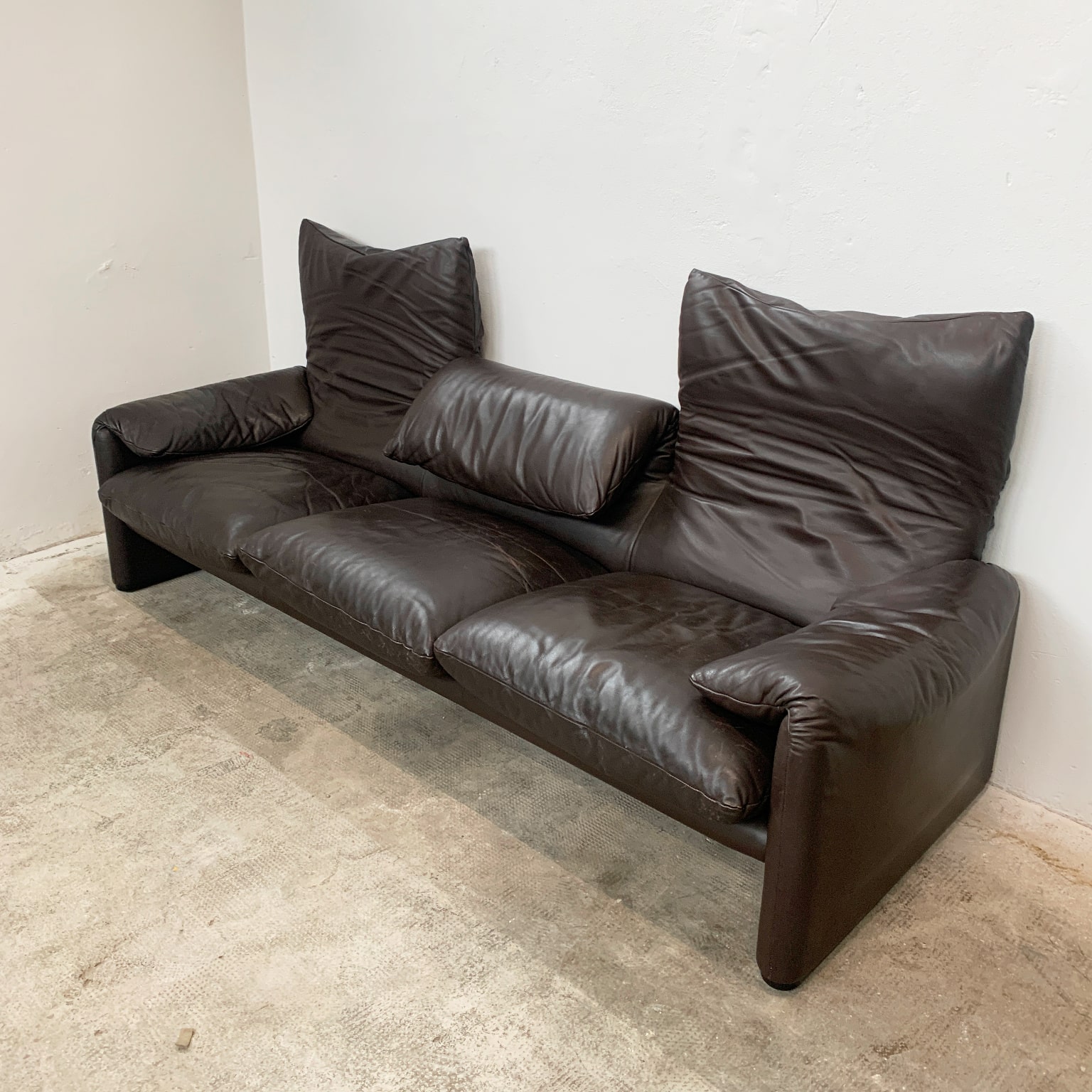 Vico Magistretti per Cassina <br> Divani a 3 posti mod. Maralunga in pelle - immagine 7
