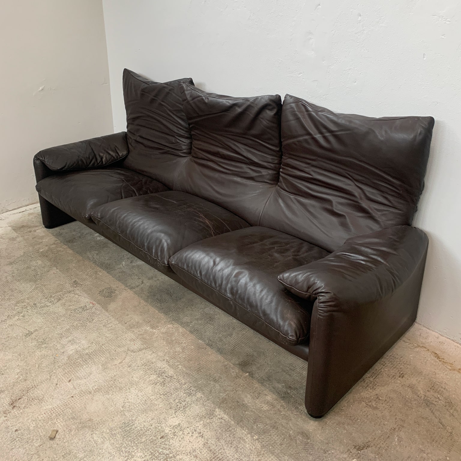 Vico Magistretti per Cassina <br> Divani a 3 posti mod. Maralunga in pelle - immagine 8