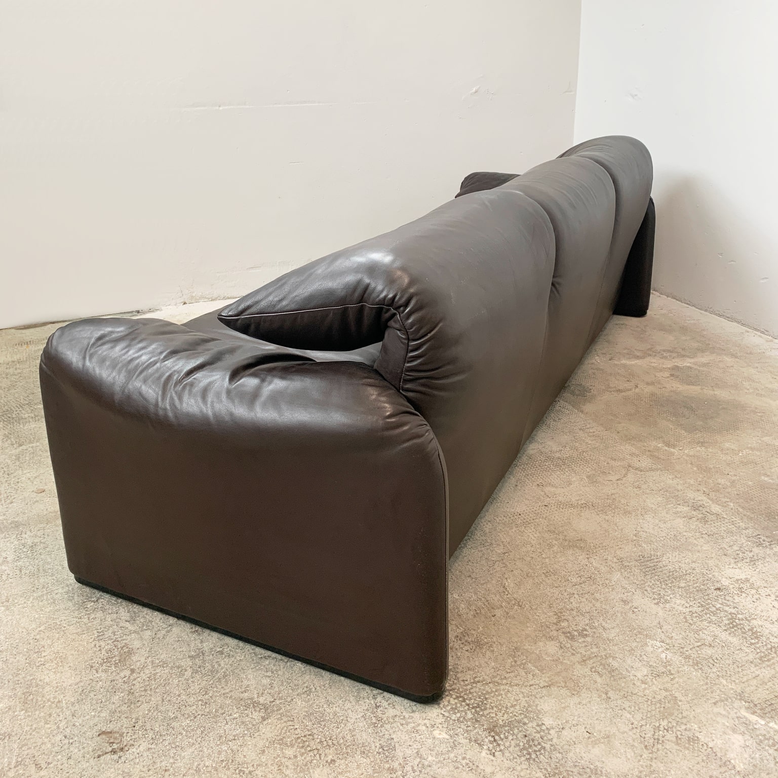 Vico Magistretti per Cassina <br> Divani a 3 posti mod. Maralunga in pelle - immagine 9