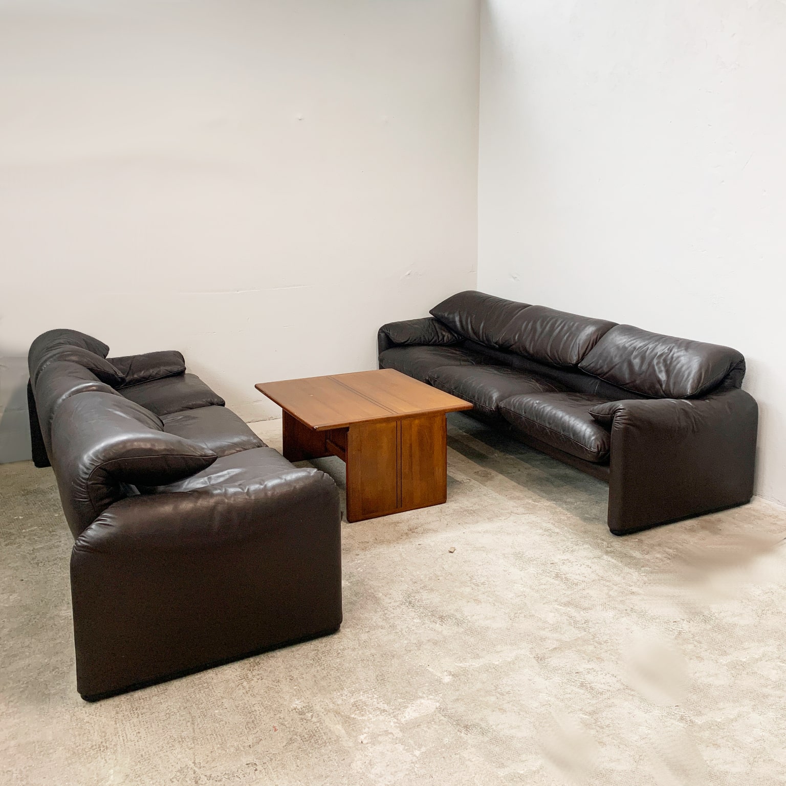 Vico Magistretti per Cassina <br> Divani a 3 posti mod. Maralunga in pelle