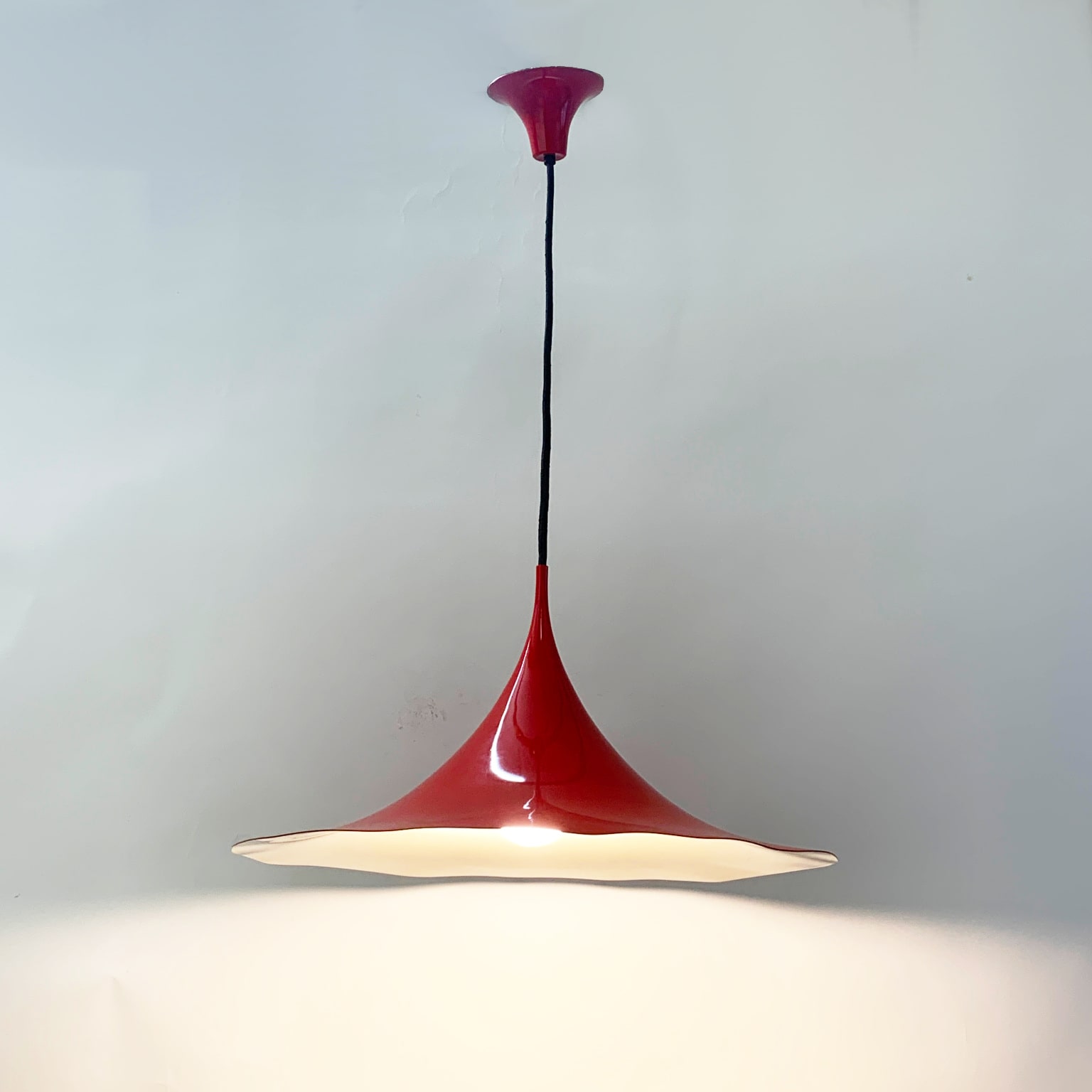 Bonderup & Thorup per Fog & Morup <br> Lampada a sospensione rossa, anni 70