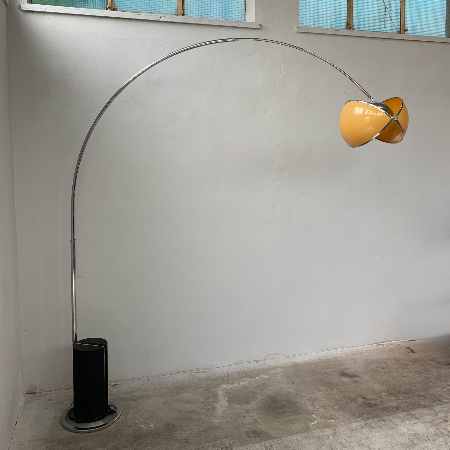 Superstudio per Poltronova attr.<br> Lampada ad arco mod. Pac Man, anni 70 - immagine 3