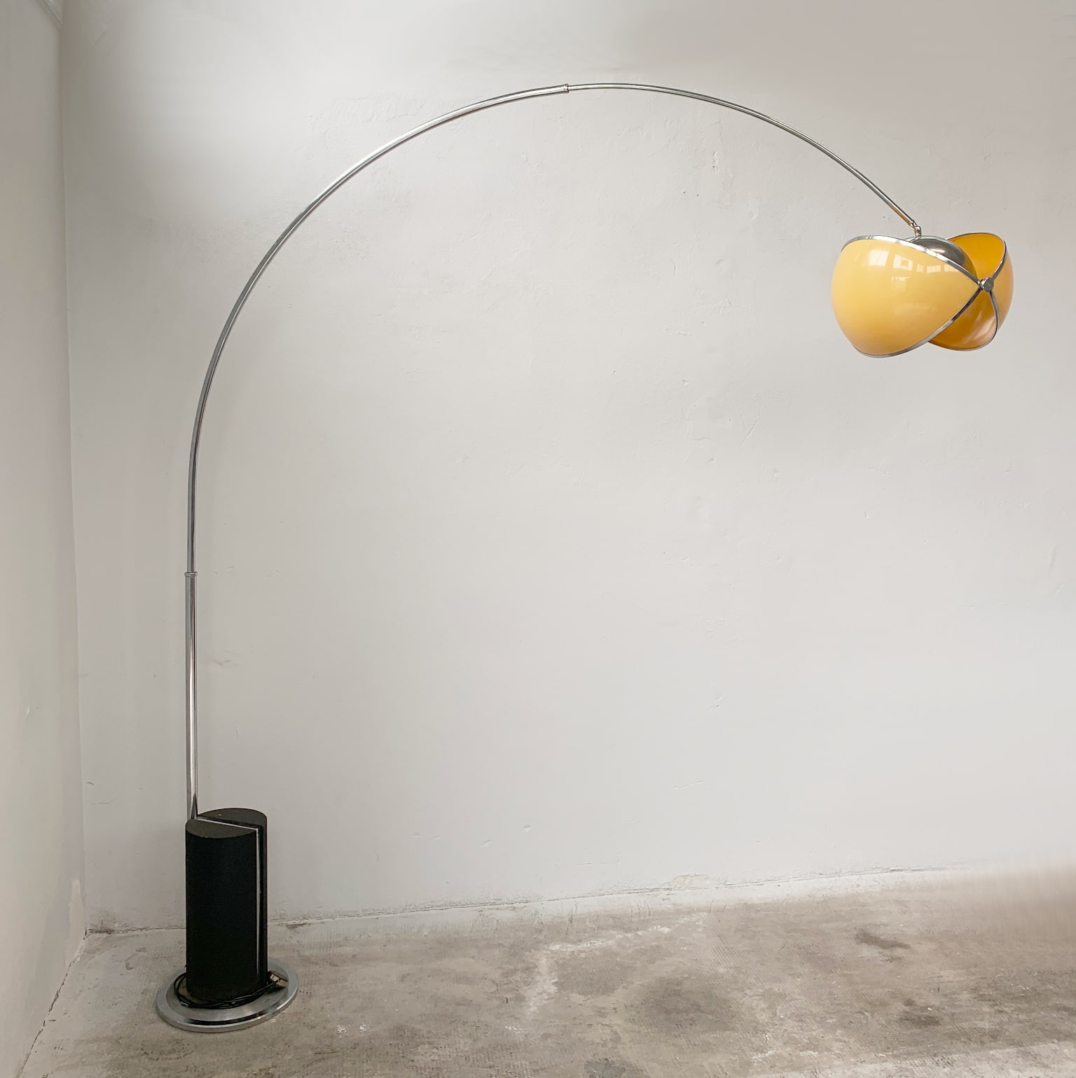 Superstudio per Poltronova attr.<br> Lampada ad arco mod. Pac Man, anni 70