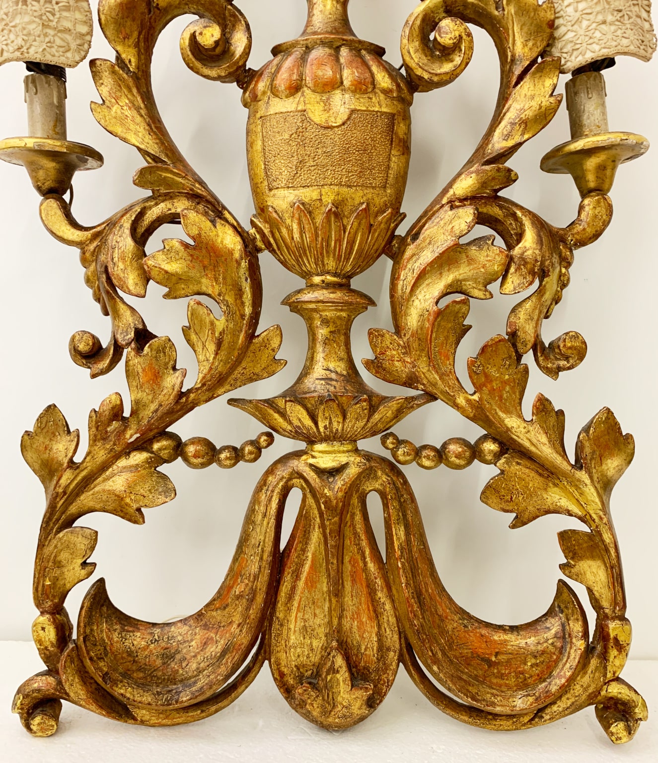 Antica lampada da muro in legno scolpito e dorato, Italia sec. XVIII - immagine 10