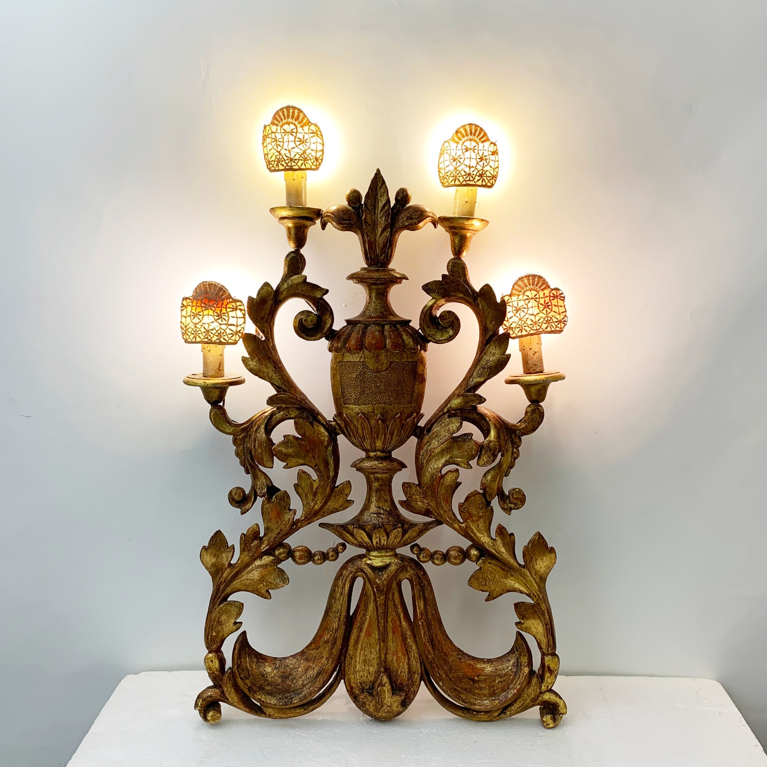 Antica lampada da muro in legno scolpito e dorato, Italia sec. XVIII - immagine 2