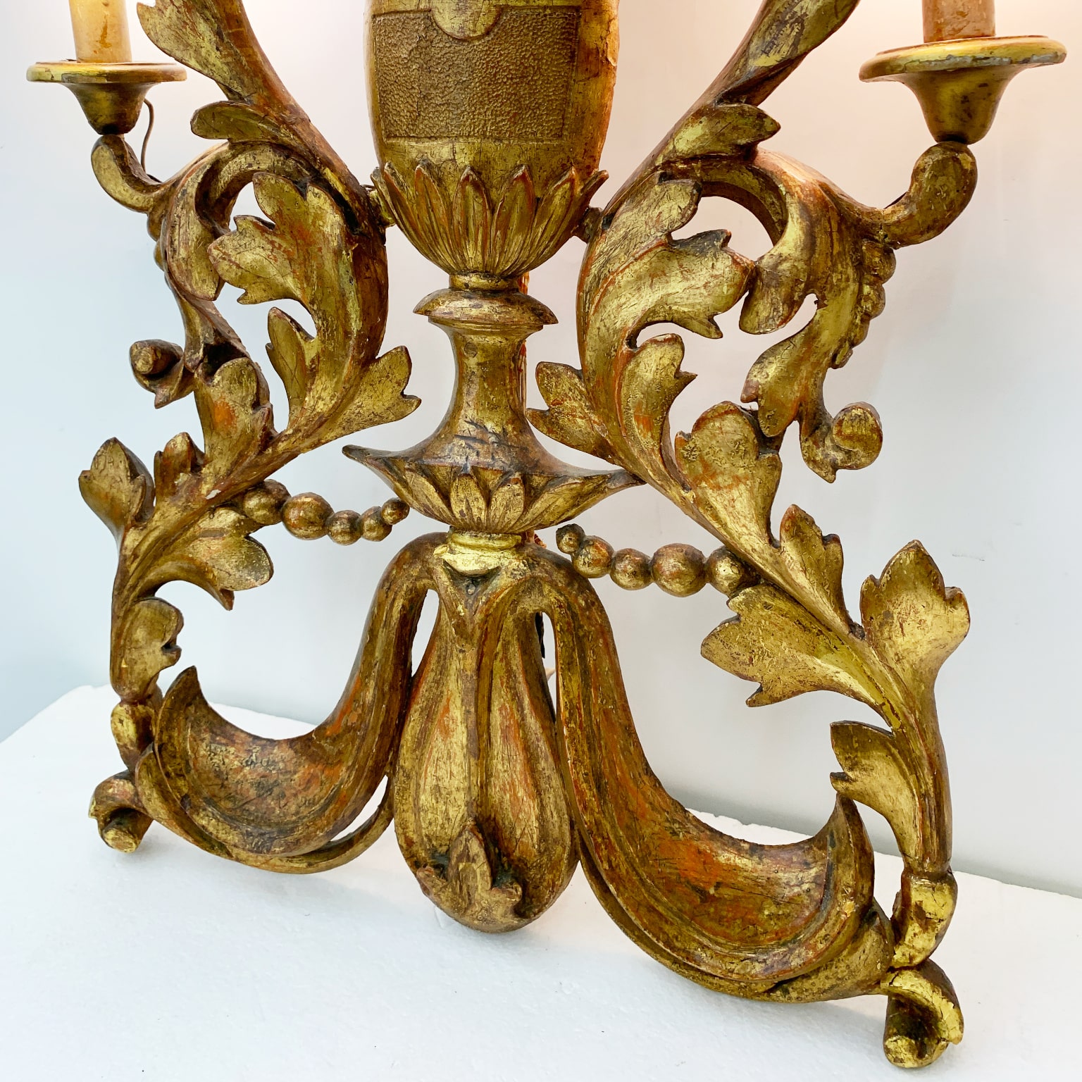 Antica lampada da muro in legno scolpito e dorato, Italia sec. XVIII - immagine 4