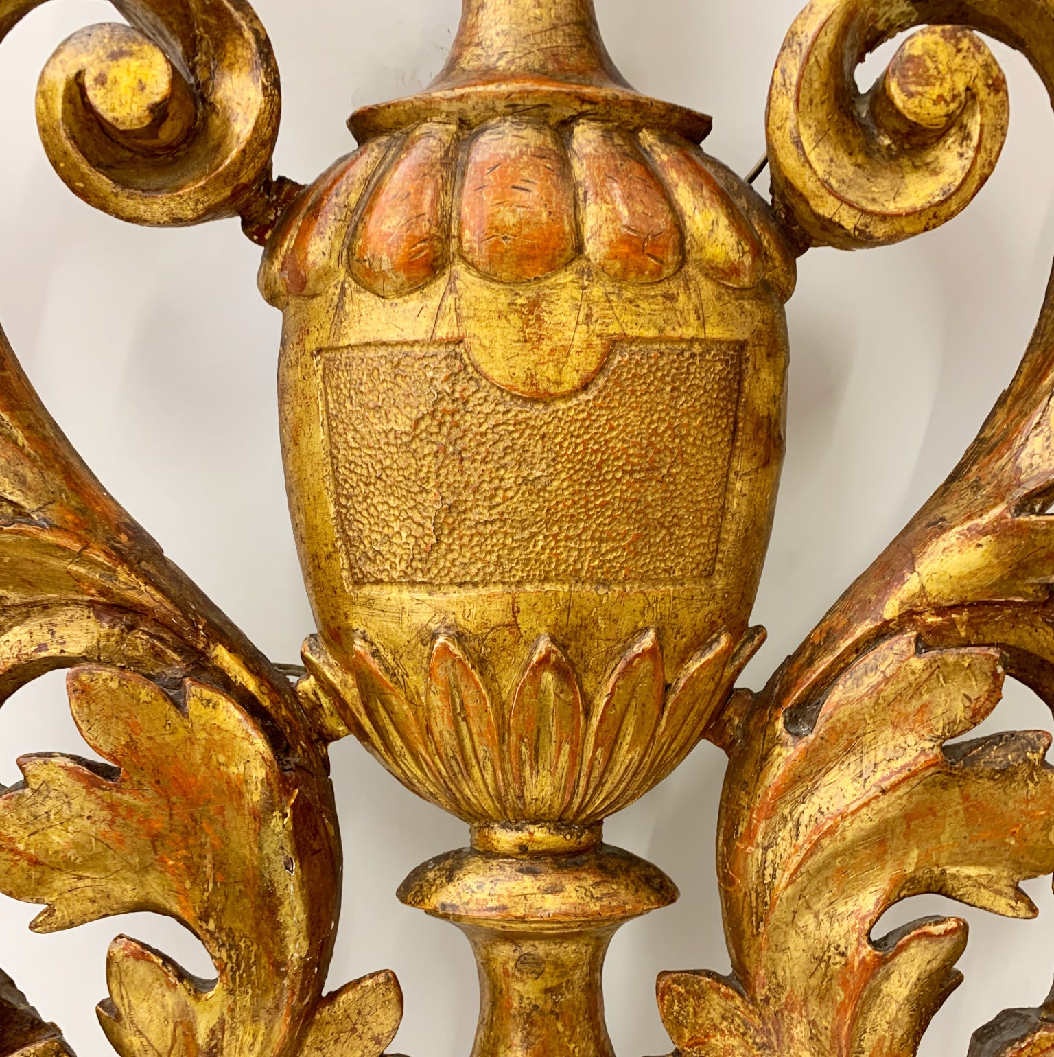 Antica lampada da muro in legno scolpito e dorato, Italia sec. XVIII - immagine 5