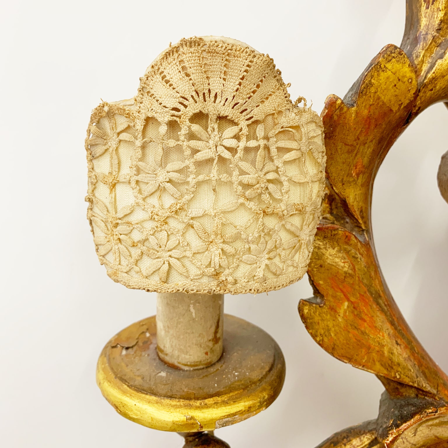 Antica lampada da muro in legno scolpito e dorato, Italia sec. XVIII - immagine 7