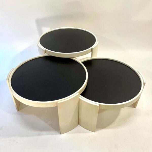 Gianfranco Frattini per Cassina <br> Set di 3 tavolini ad incastro mod. 783