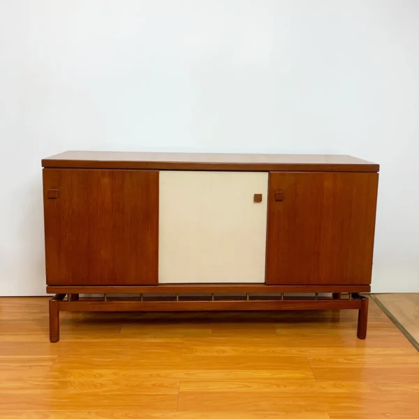 Ilmari Tapiovaara per La Permanente di Cantù <br> Sideboard a 3 ante, anni 60