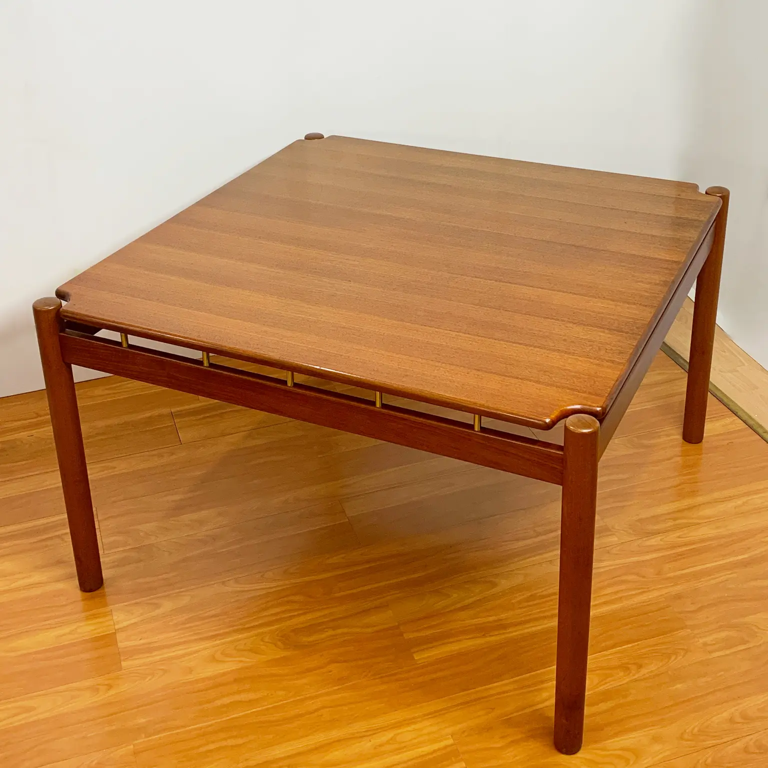 Ilmari Tapiovaara per La Permanente di Cantù <br> Tavolo quadrato in teak, anni 60 - immagine 3