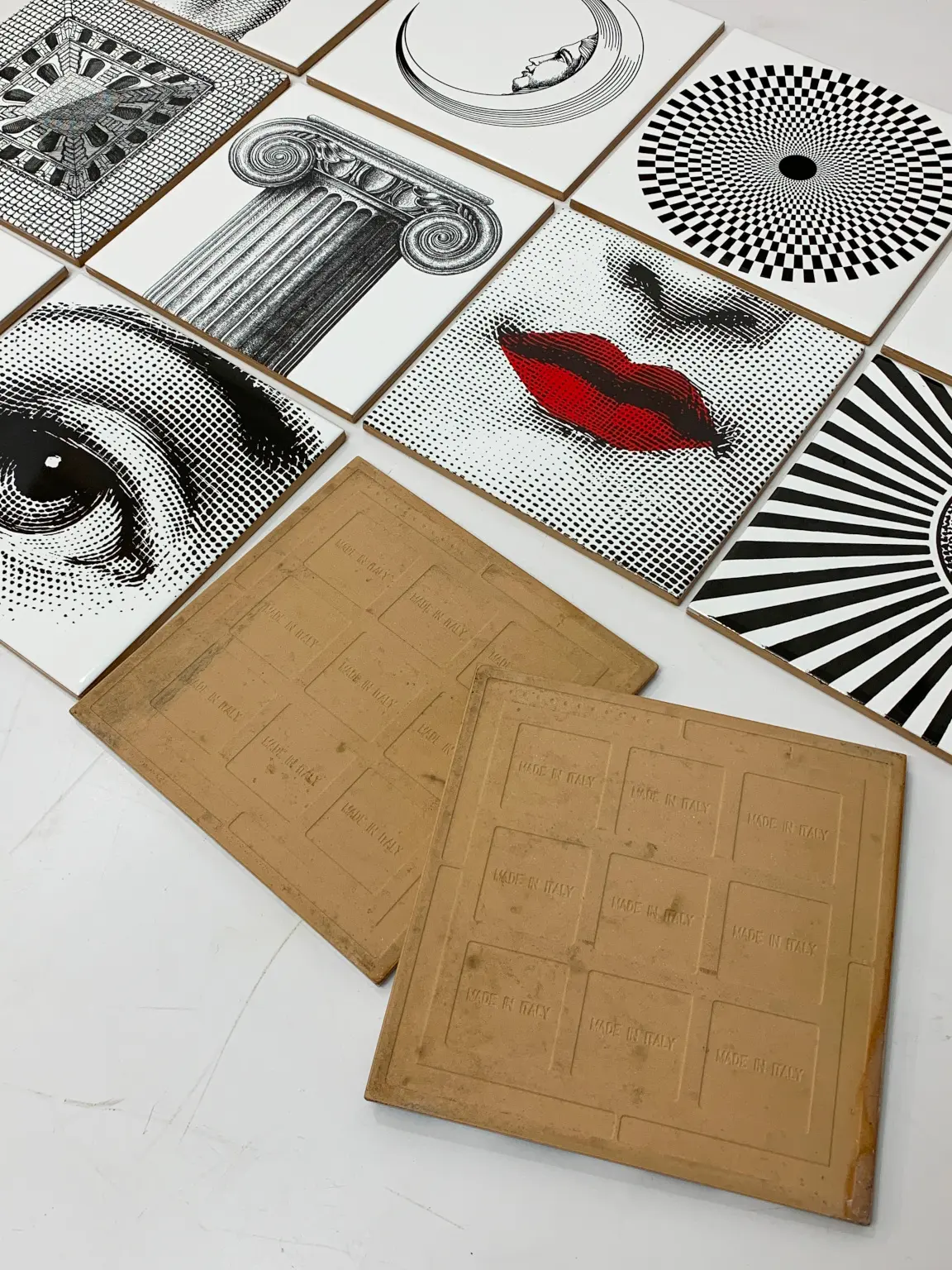 Piero Fornasetti per Ceramica Bardelli <br> Set di piastrelle "Fornasettiana", anni 2000 - immagine 6