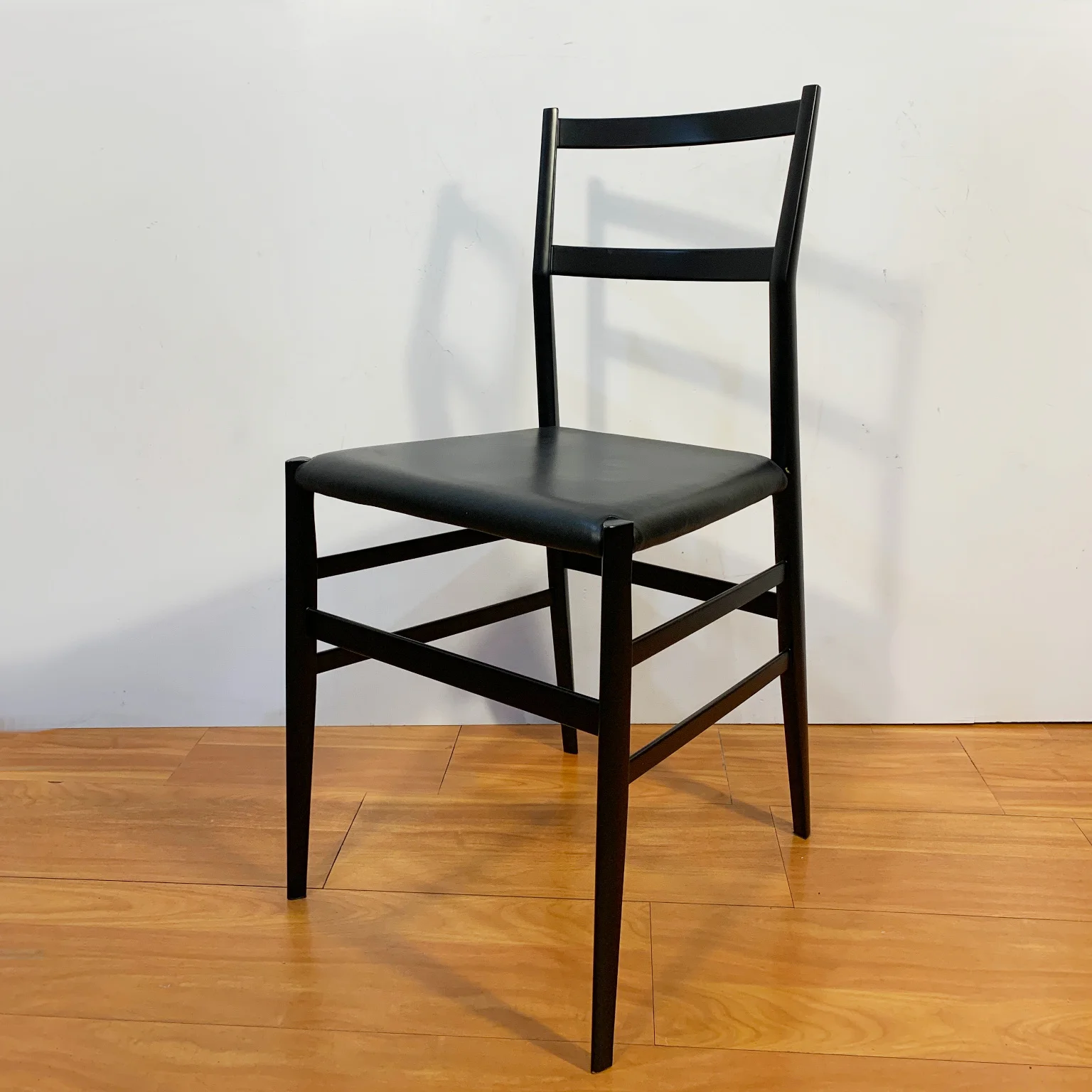 Gio Ponti per Cassina <br> Gruppo di 6 sedie mod. Superleggera, anni 2000 - immagine 3