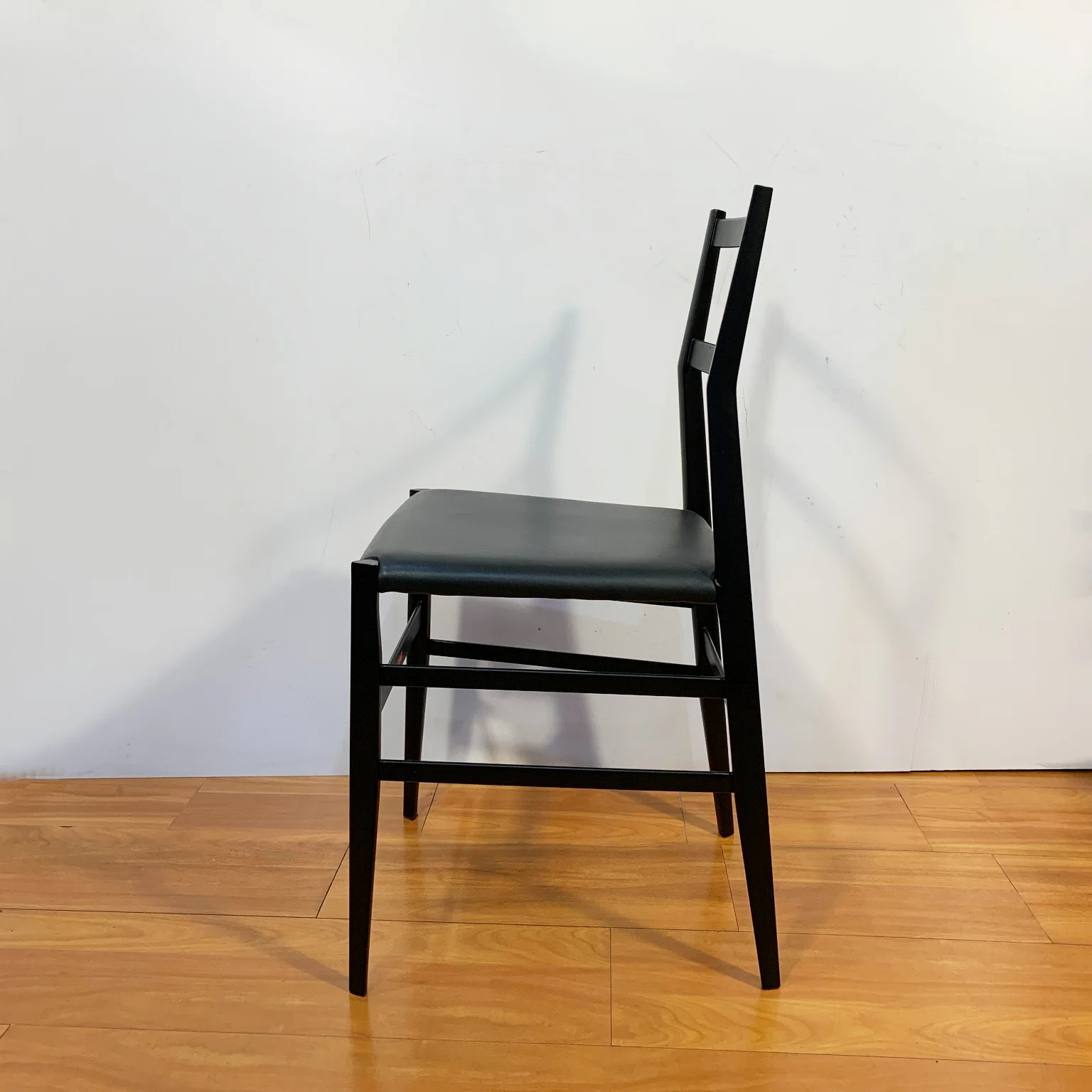 Gio Ponti per Cassina <br> Gruppo di 6 sedie mod. Superleggera, anni 2000 - immagine 4