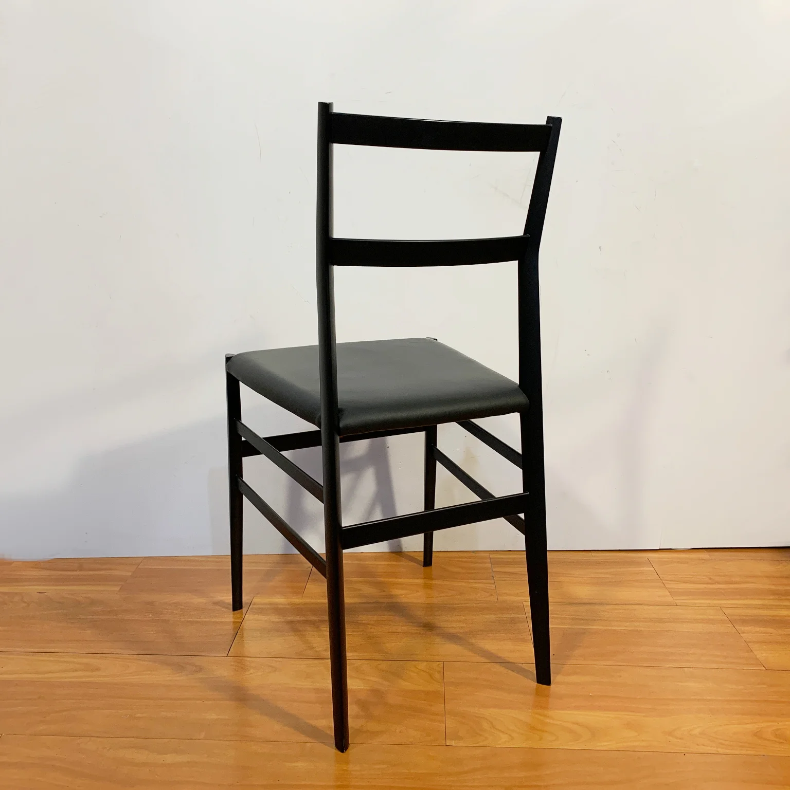 Gio Ponti per Cassina <br> Gruppo di 6 sedie mod. Superleggera, anni 2000 - immagine 5