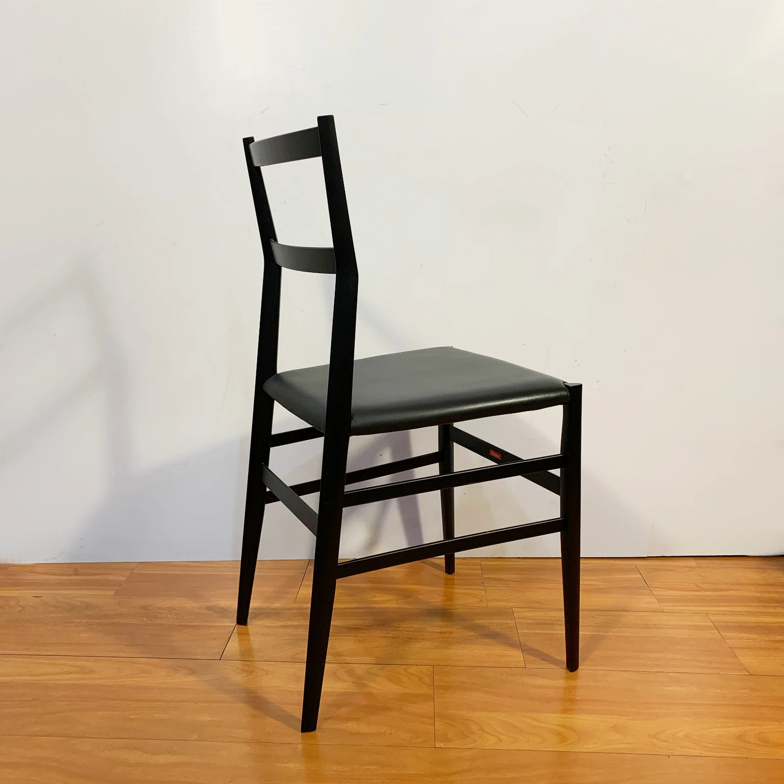 Gio Ponti per Cassina <br> Gruppo di 6 sedie mod. Superleggera, anni 2000 - immagine 6