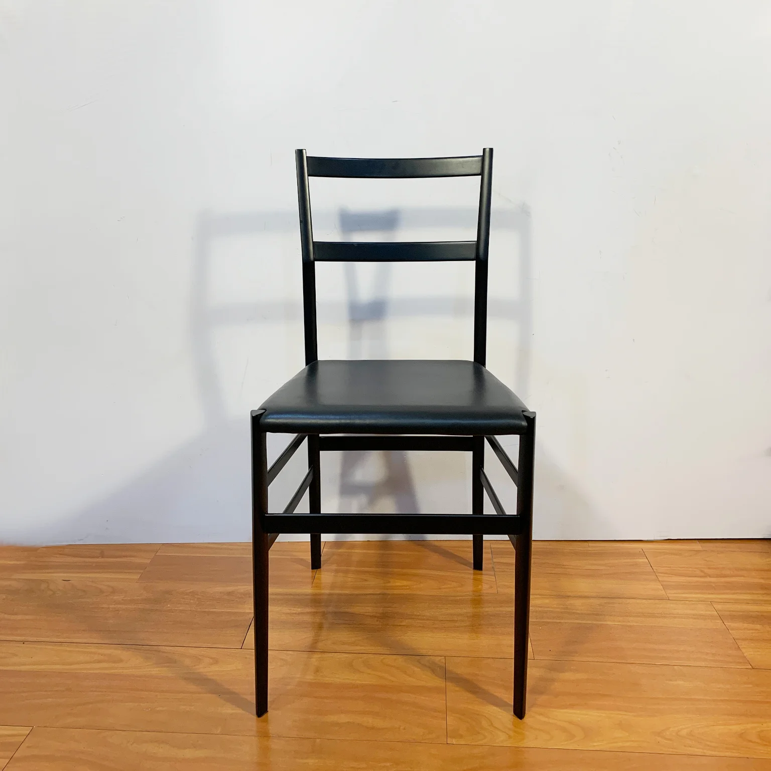 Gio Ponti per Cassina <br> Gruppo di 6 sedie mod. Superleggera, anni 2000 - immagine 7