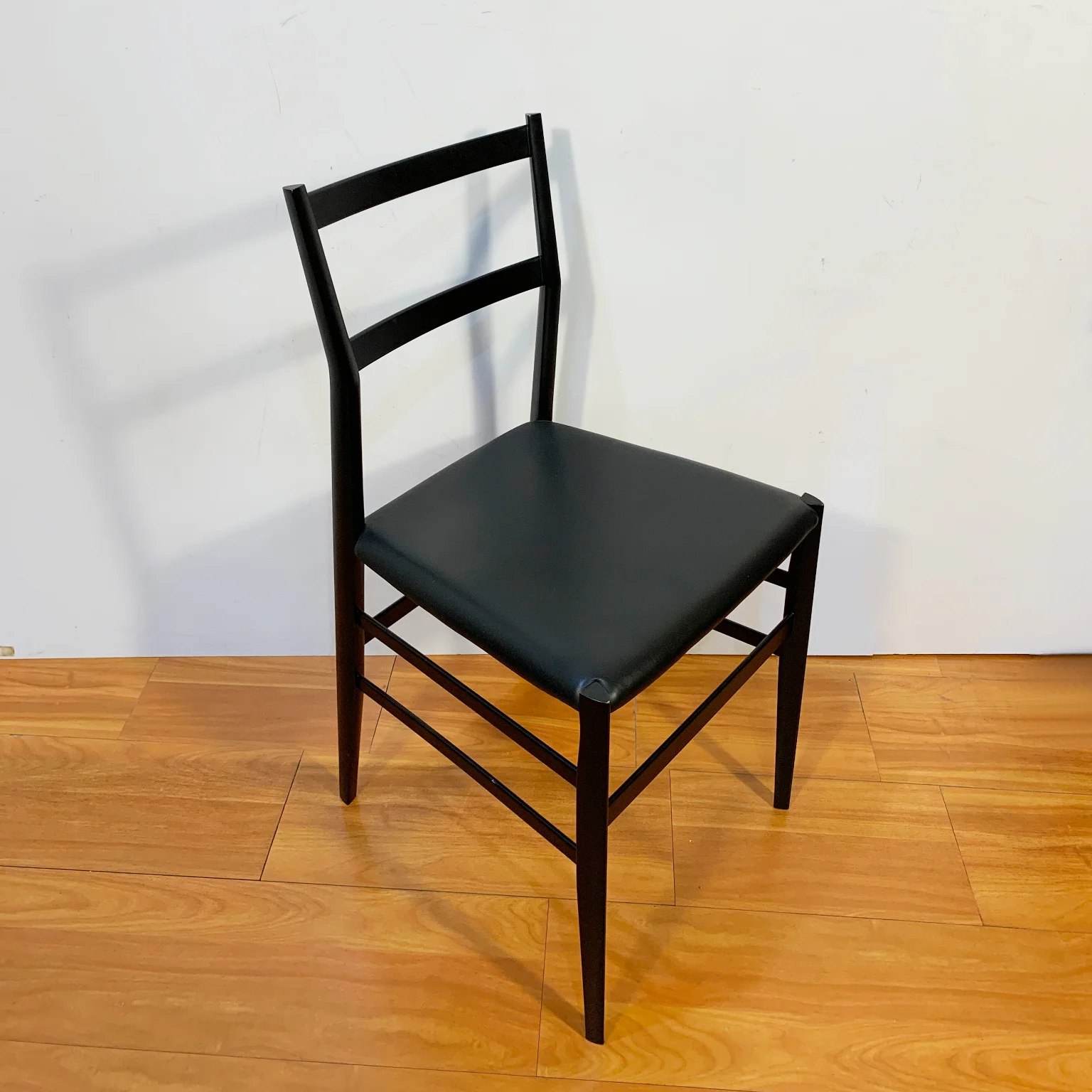 Gio Ponti per Cassina <br> Gruppo di 6 sedie mod. Superleggera, anni 2000 - immagine 8