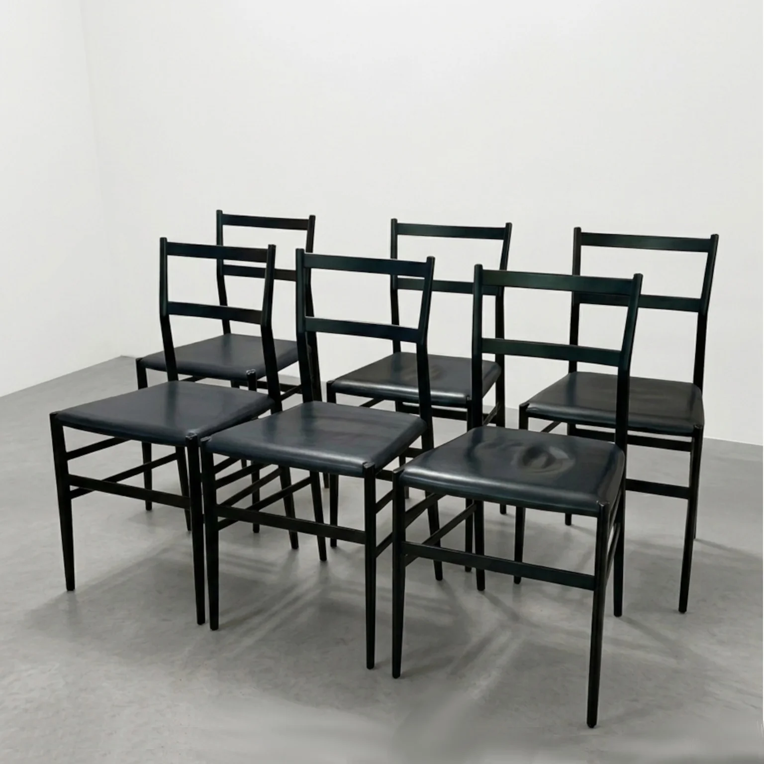 Gio Ponti per Cassina <br> Gruppo di 6 sedie mod. Superleggera, anni 2000