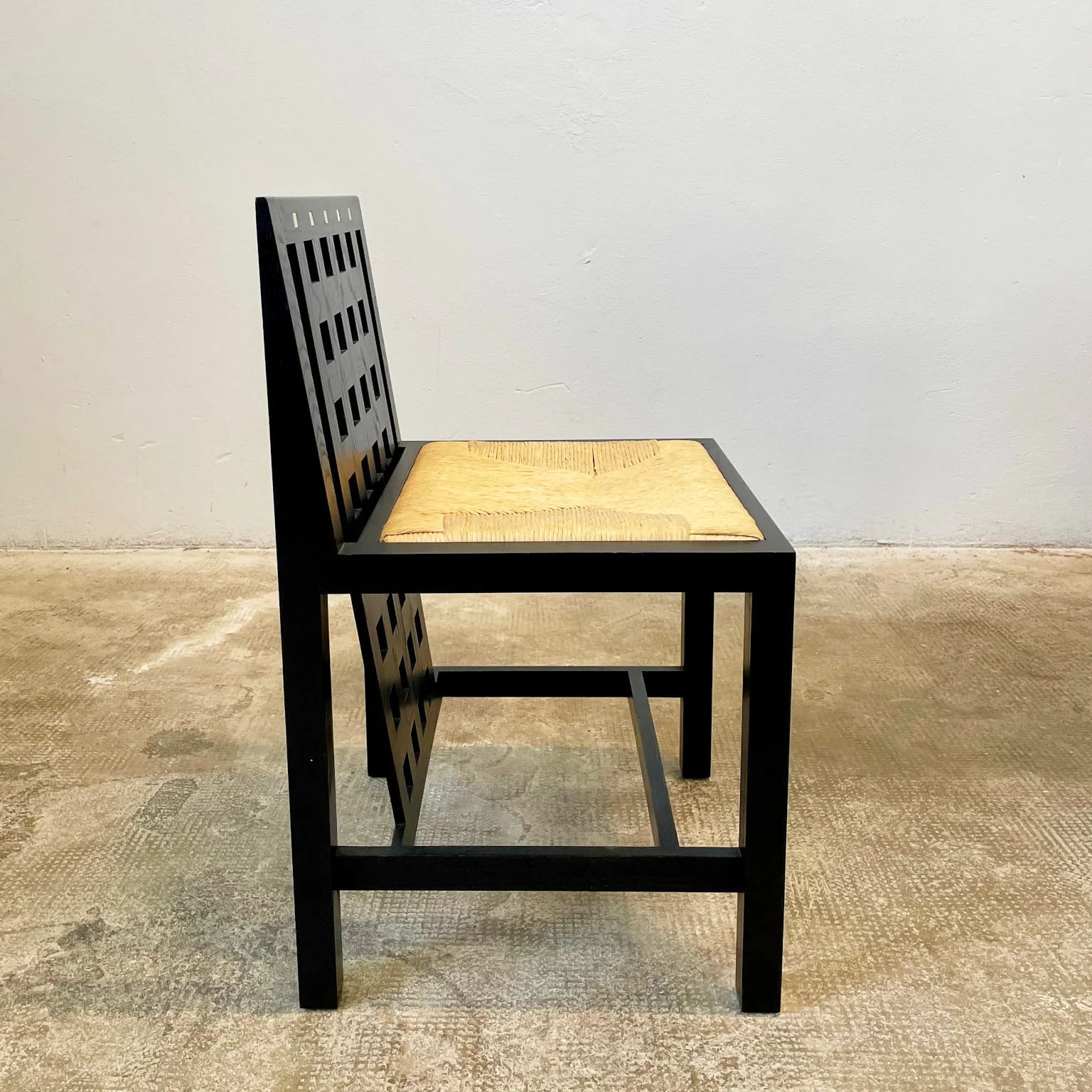 Charles Rennie Mackintosh per Cassina <br> Coppia di sedie mod. DS3, anni 80 - immagine 4