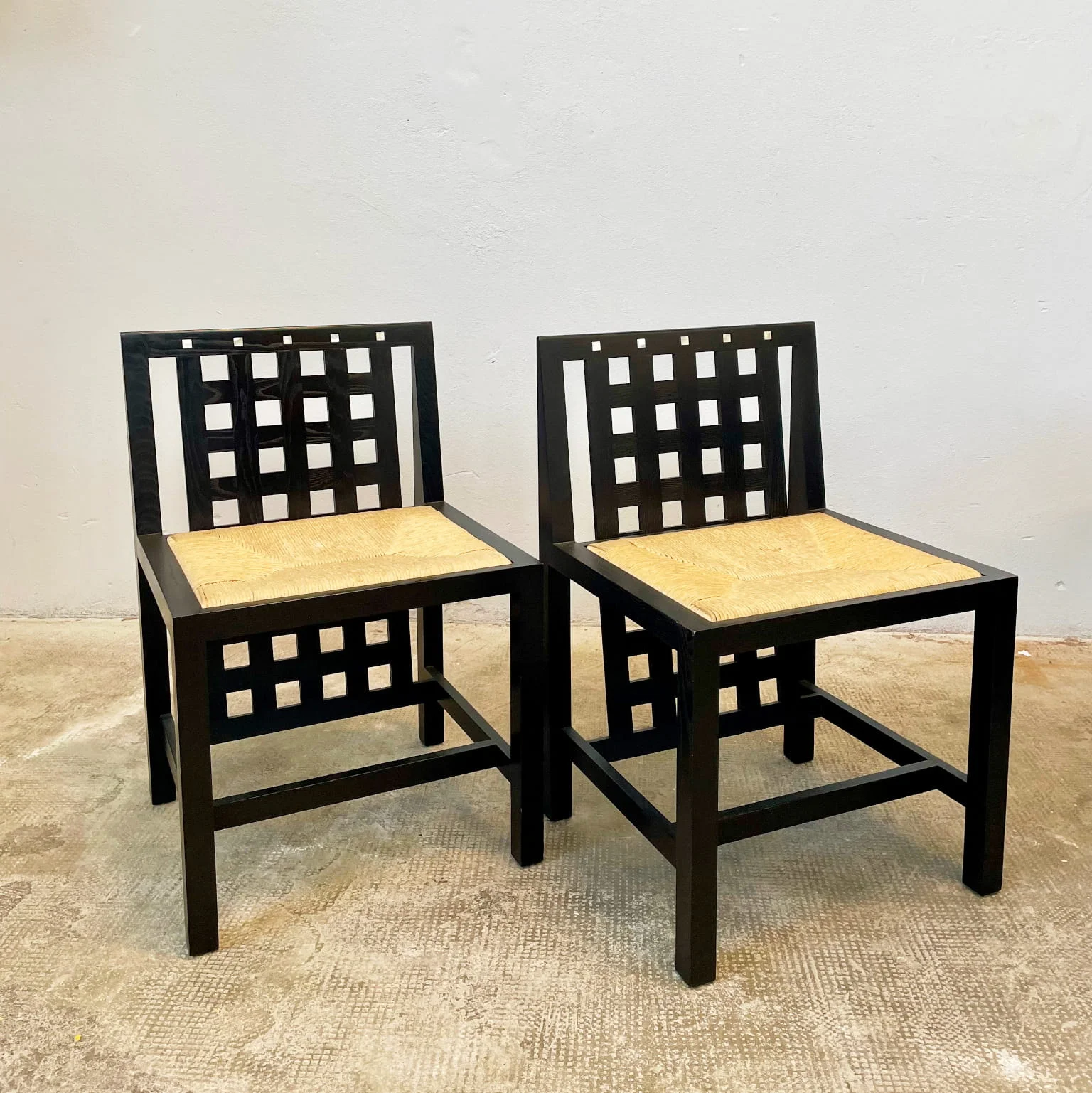 Charles Rennie Mackintosh per Cassina <br> Coppia di sedie mod. DS3, anni 80