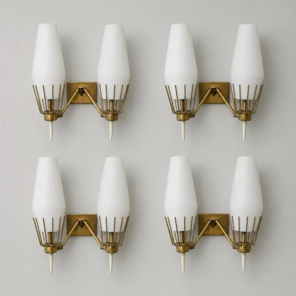Gruppo di 4 applique in ottone e vetro <br> Italia, anni 50