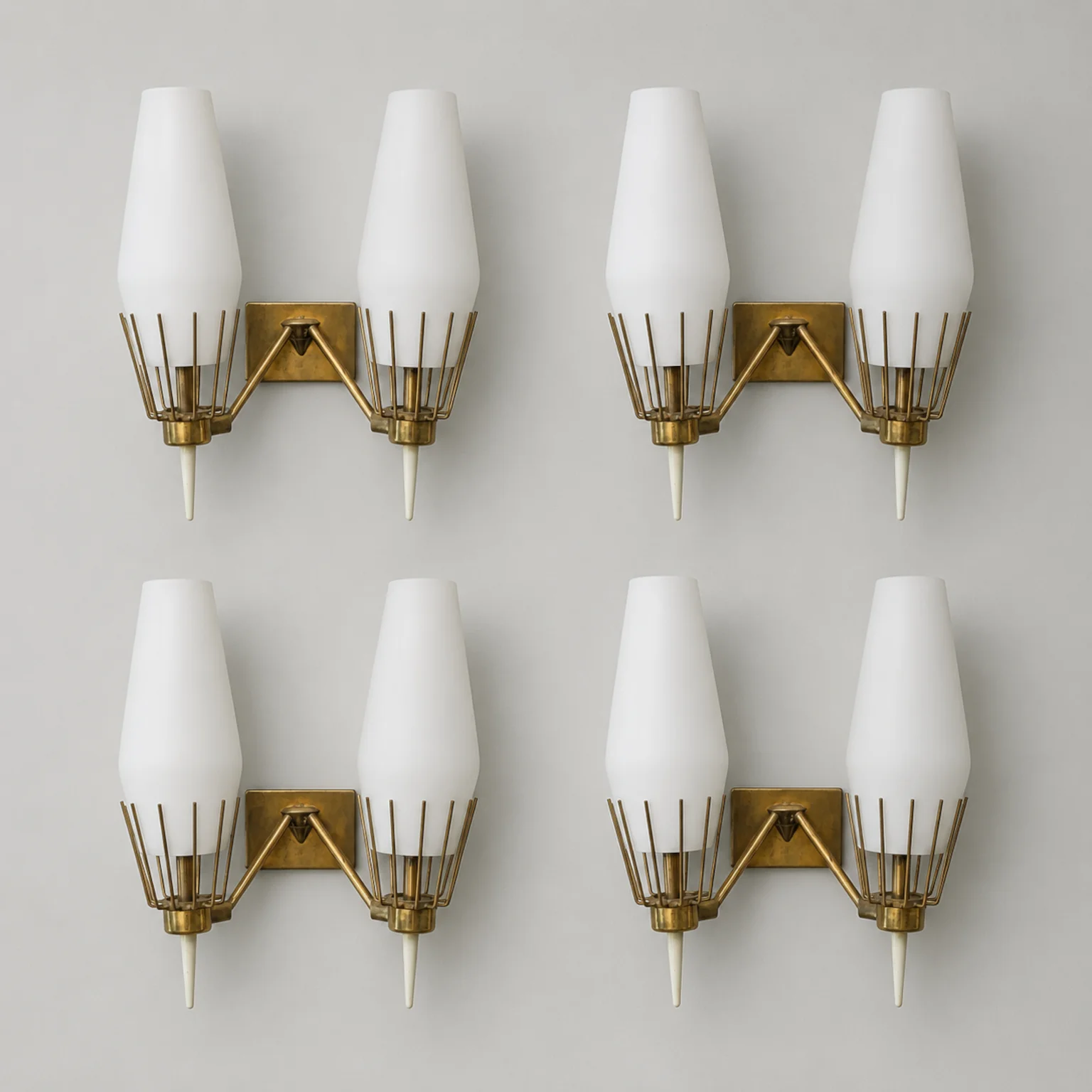 Gruppo di 4 applique in ottone e vetro <br> Italia, anni 50