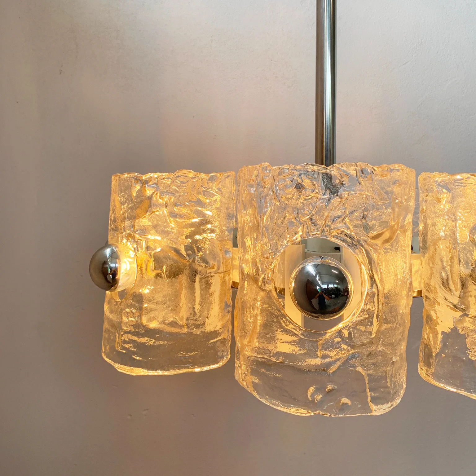 Lampadario a 8 luci con diffusori in vetro soffiato <br> Italia anni 70 - immagine 10