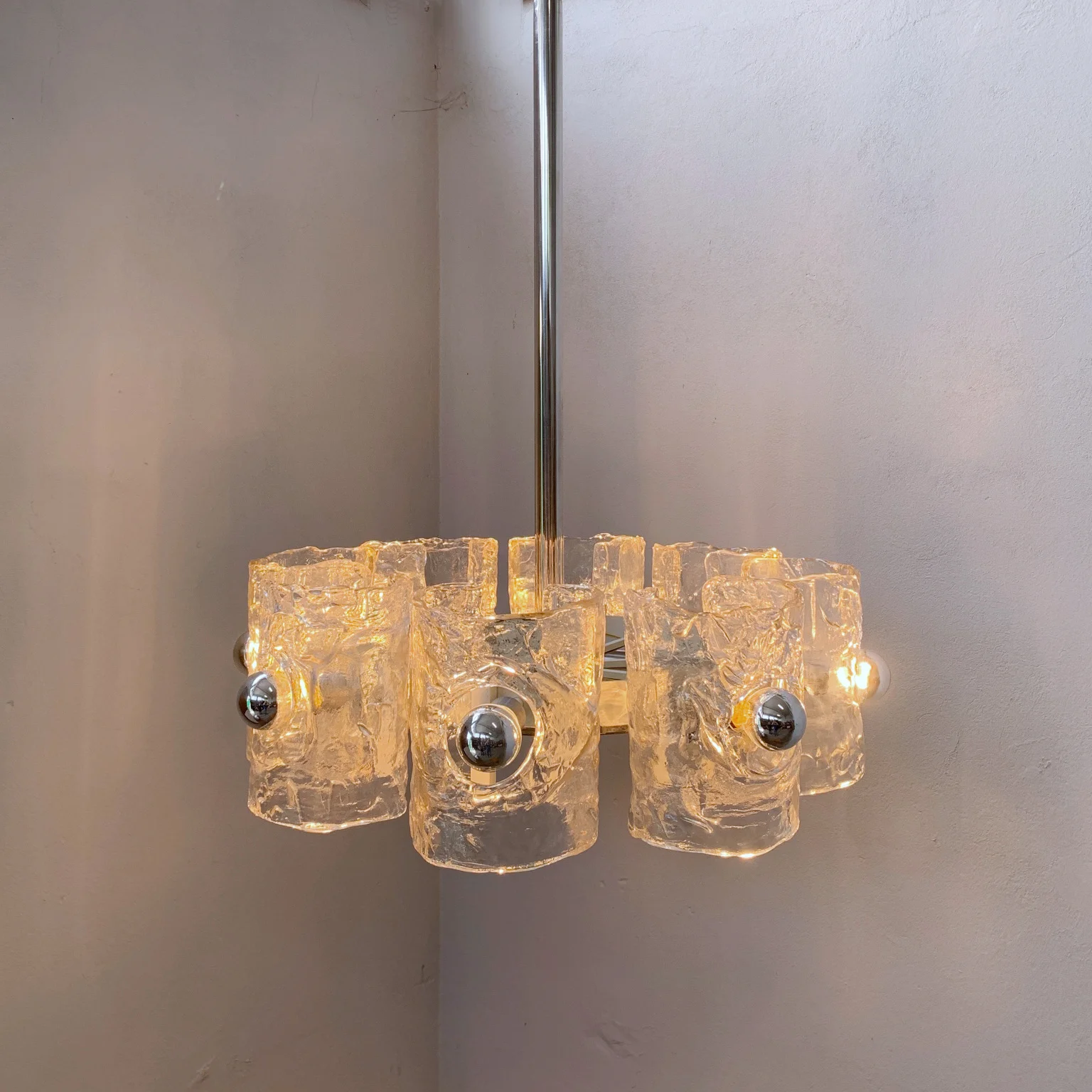Lampadario a 8 luci con diffusori in vetro soffiato <br> Italia anni 70 - immagine 2