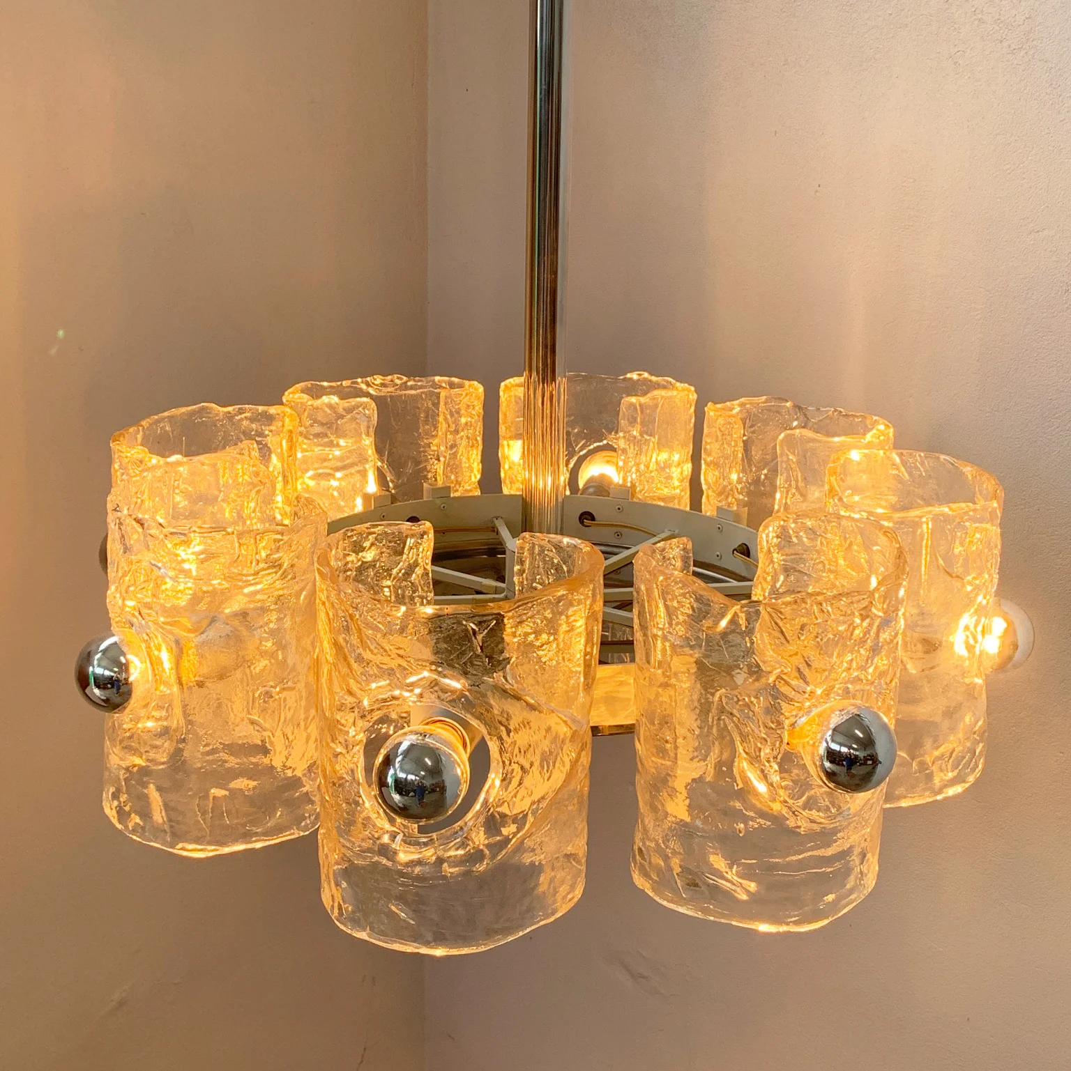 Lampadario a 8 luci con diffusori in vetro soffiato <br> Italia anni 70 - immagine 8