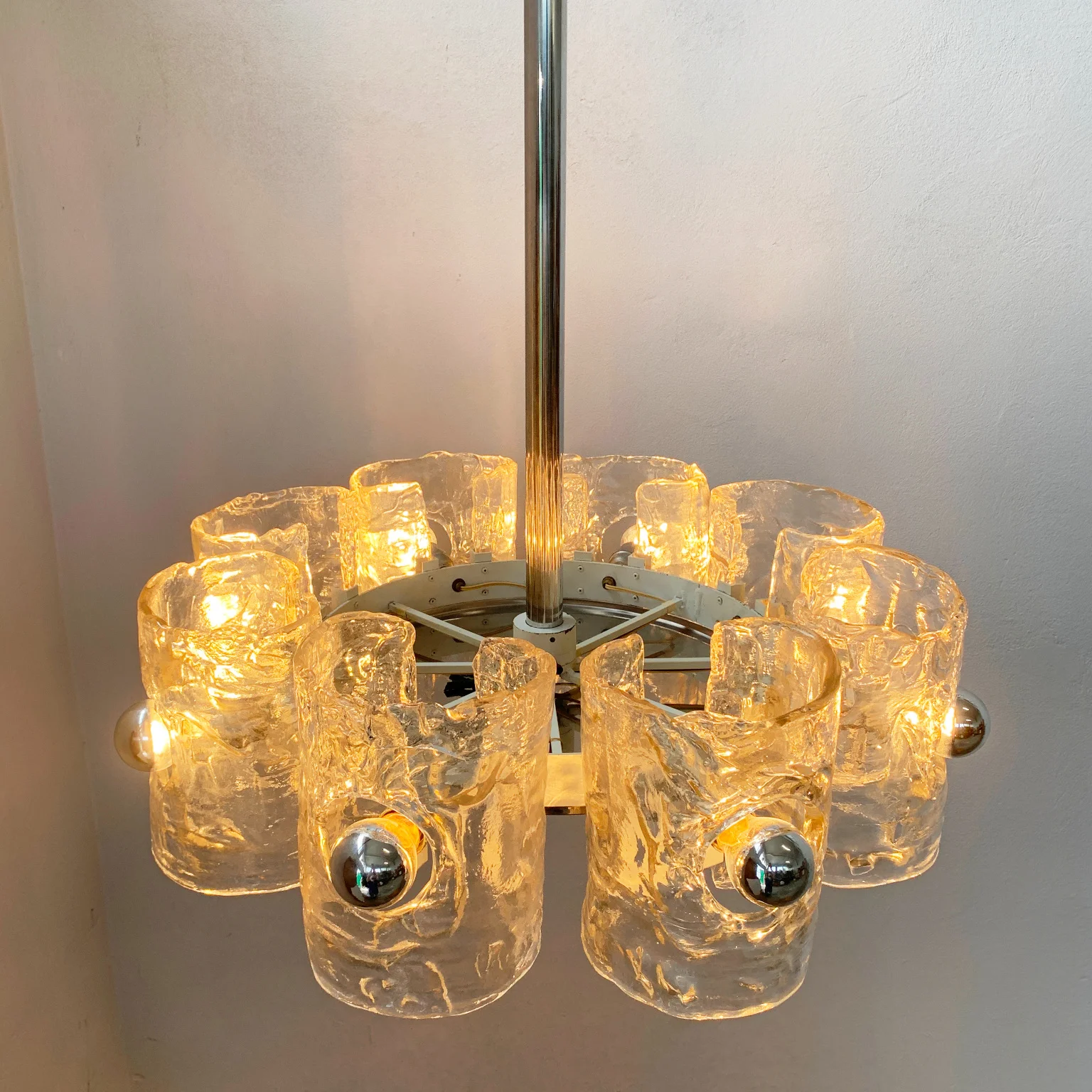 Lampadario a 8 luci con diffusori in vetro soffiato <br> Italia anni 70 - immagine 9