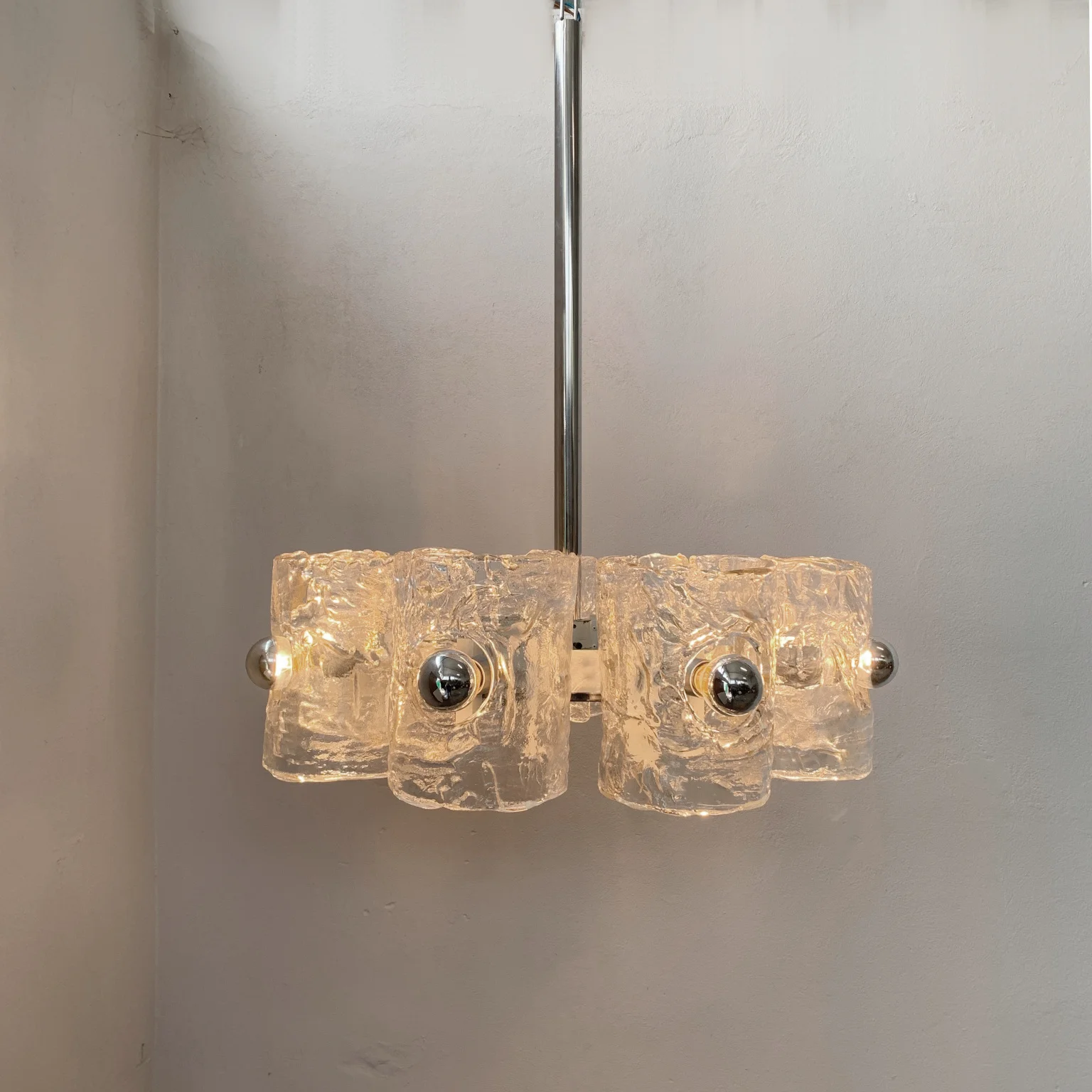 Lampadario a 8 luci con diffusori in vetro soffiato <br> Italia anni 70
