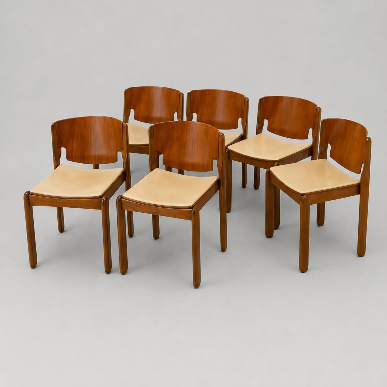 Vico Magistretti per Cassina <br> Gruppo di 6 sedie impilabili mod. 122, anni 60 - immagine 2