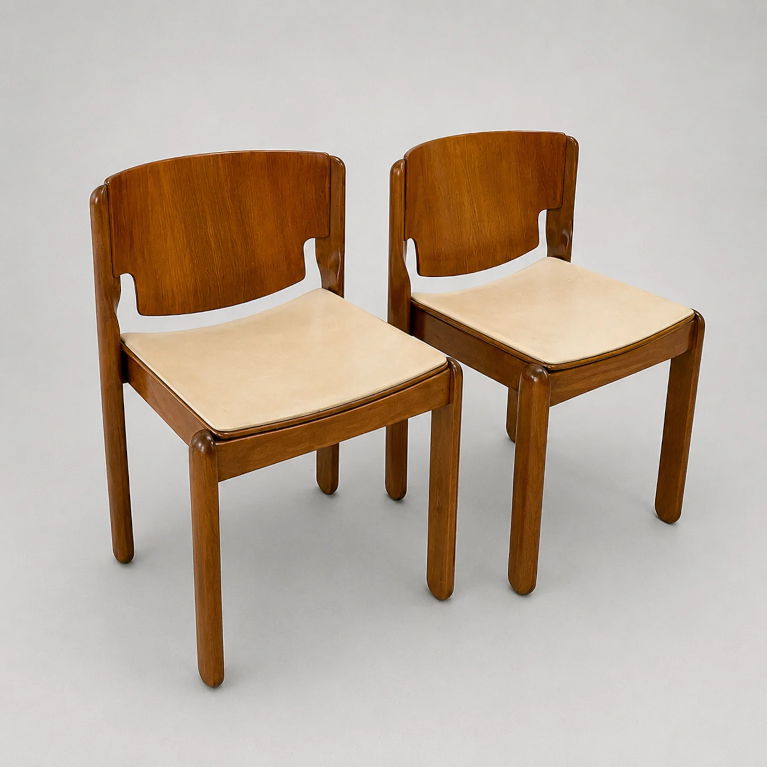 Vico Magistretti per Cassina <br> Gruppo di 6 sedie impilabili mod. 122, anni 60 - immagine 3